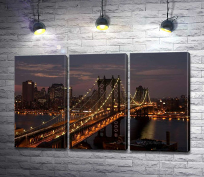 Огни Бруклинского моста (The Brooklyn Bridge) освещают ночную дорогу