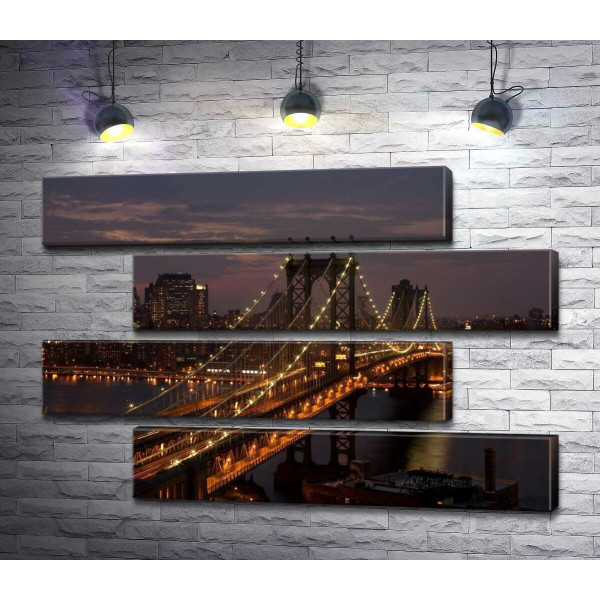 Огни Бруклинского моста (The Brooklyn Bridge) освещают ночную дорогу