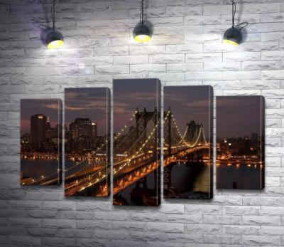 Вогні Бруклінського мосту (The Brooklyn Bridge) освічують нічну дорогу