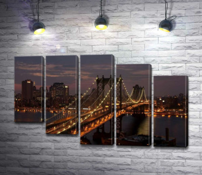 Вогні Бруклінського мосту (The Brooklyn Bridge) освічують нічну дорогу