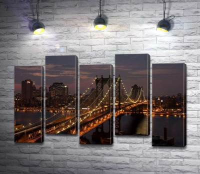 Огни Бруклинского моста (The Brooklyn Bridge) освещают ночную дорогу