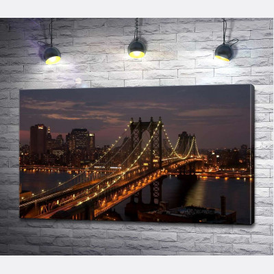 Вогні Бруклінського мосту (The Brooklyn Bridge) освічують нічну дорогу