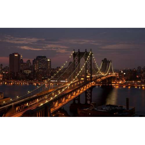 Вогні Бруклінського мосту (The Brooklyn Bridge) освічують нічну дорогу