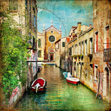 Посреди старинного венецианского канала