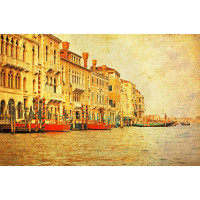 Традиционный венецианский причал на Гранд-канале (The Grand Canal)