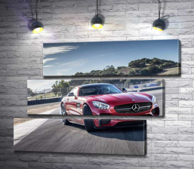 Червоний автомобіль Мерседес (Mercedes) підкорює гоночну трасу