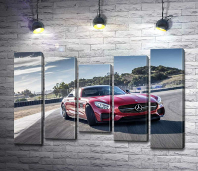 Червоний автомобіль Мерседес (Mercedes) підкорює гоночну трасу