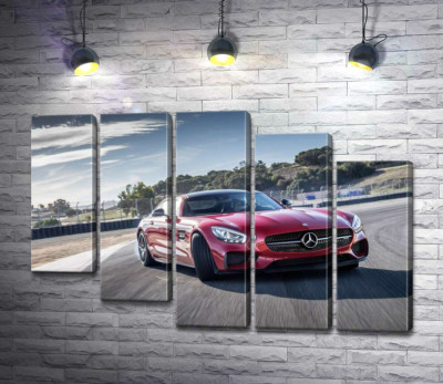Модульная картина "Красный автомобиль Мерседес (Mercedes) покоряет гоночную трассу "