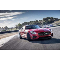Красный автомобиль Мерседес (Mercedes) покоряет гоночную трассу 