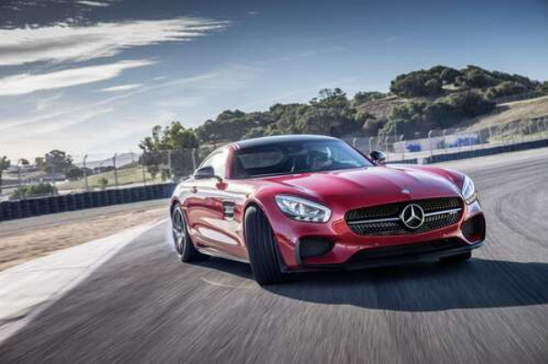 Красный автомобиль Мерседес (Mercedes) покоряет гоночную трассу 