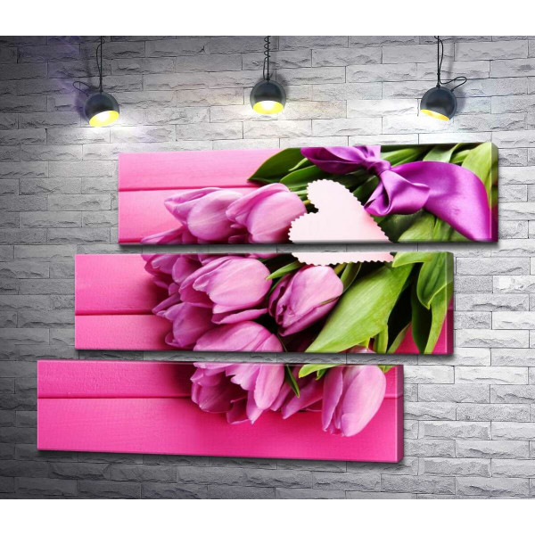 Бузкові тюльпани на рожевому тлі