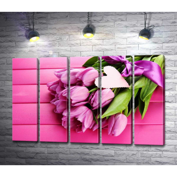 Бузкові тюльпани на рожевому тлі