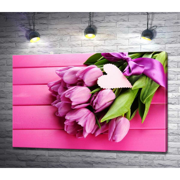 Сиреневые тюльпаны на розовом фоне
