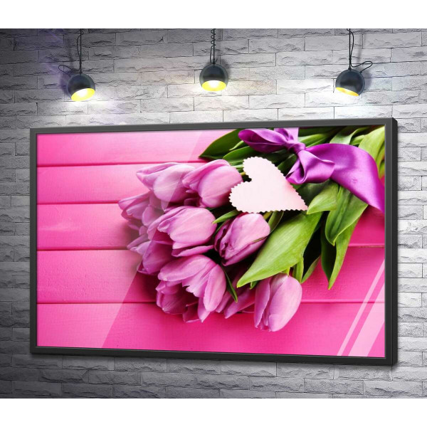 Сиреневые тюльпаны на розовом фоне