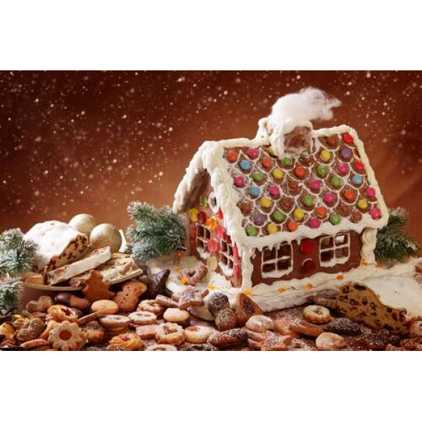 Пряниковий будиночок з глазур'ю в оточенні святкового печива