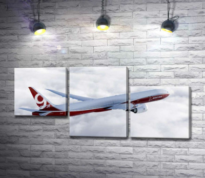 Літак Боїнг (Boeing) впевнено розрізає хмарний простір