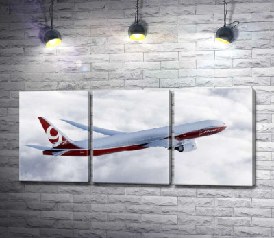 Літак Боїнг (Boeing) впевнено розрізає хмарний простір