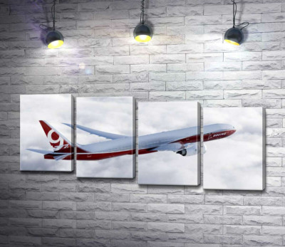 Самолет Боинг (Boeing) уверенно разрезает облачное пространство