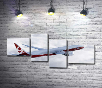 Самолет Боинг (Boeing) уверенно разрезает облачное пространство