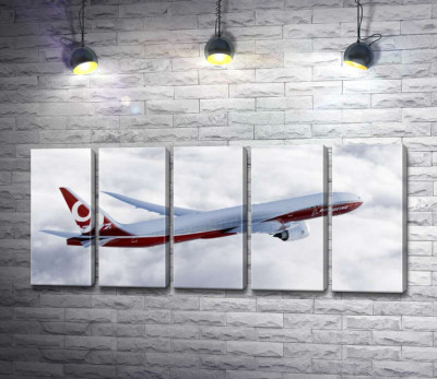 Самолет Боинг (Boeing) уверенно разрезает облачное пространство