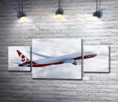Літак Боїнг (Boeing) впевнено розрізає хмарний простір