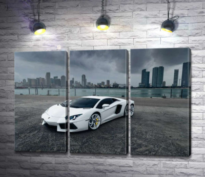 Белоснежный автомобиль Ламборгини (Lamborghini) на фоне предгрозового мегаполиса