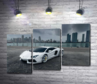 Модульна картина "Білосніжний автомобіль Ламборгіні (Lamborghini) на фоні передгрозового мегаполісу"