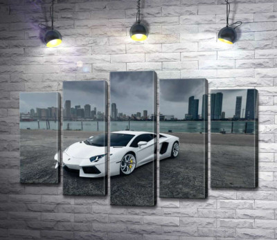 Модульна картина "Білосніжний автомобіль Ламборгіні (Lamborghini) на фоні передгрозового мегаполісу"