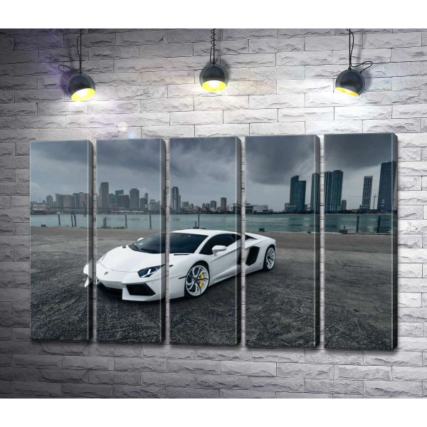 Белоснежный автомобиль Ламборгини (Lamborghini) на фоне предгрозового мегаполиса