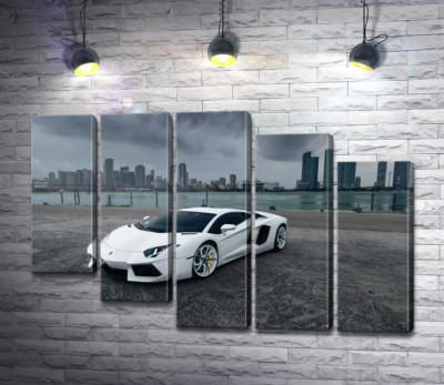 Модульна картина "Білосніжний автомобіль Ламборгіні (Lamborghini) на фоні передгрозового мегаполісу"