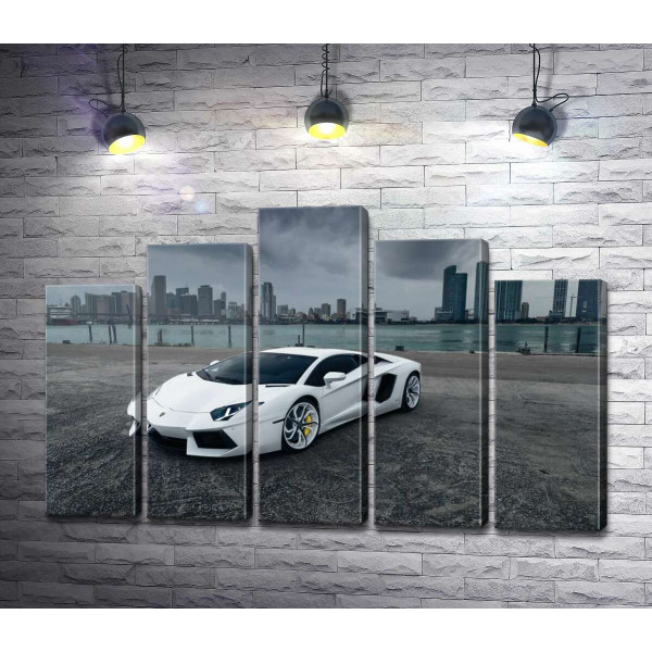 Белоснежный автомобиль Ламборгини (Lamborghini) на фоне предгрозового мегаполиса