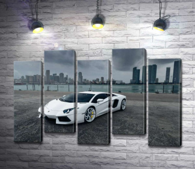 Модульная картина "Белоснежный автомобиль Ламборгини (Lamborghini) на фоне предгрозового мегаполиса"