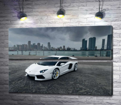 Белоснежный автомобиль Ламборгини (Lamborghini) на фоне предгрозового мегаполиса