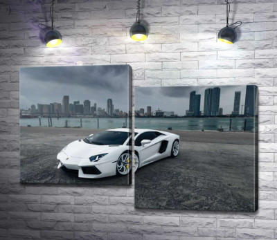Білосніжний автомобіль Ламборгіні (Lamborghini) на фоні передгрозового мегаполісу