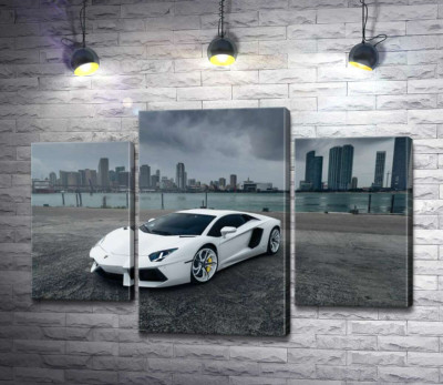 Модульная картина "Белоснежный автомобиль Ламборгини (Lamborghini) на фоне предгрозового мегаполиса"
