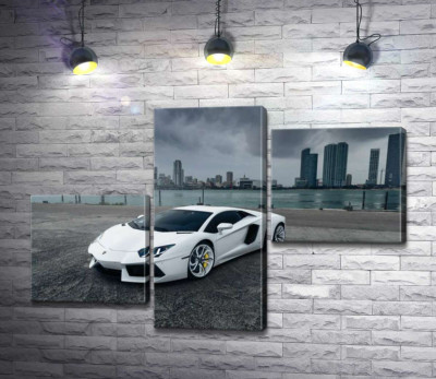 Модульная картина "Белоснежный автомобиль Ламборгини (Lamborghini) на фоне предгрозового мегаполиса"