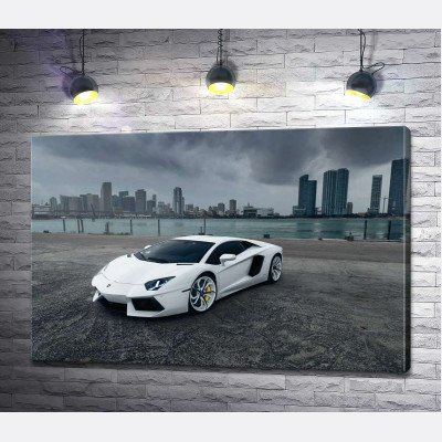 Білосніжний автомобіль Ламборгіні (Lamborghini) на фоні передгрозового мегаполісу