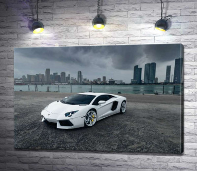 Белоснежный автомобиль Ламборгини (Lamborghini) на фоне предгрозового мегаполиса