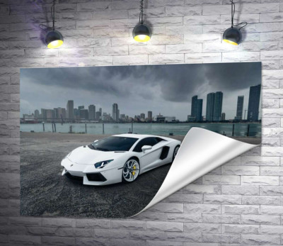 Белоснежный автомобиль Ламборгини (Lamborghini) на фоне предгрозового мегаполиса