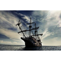 Пиратский корабль "Черная жемчужина" в беспредельности темных волн
