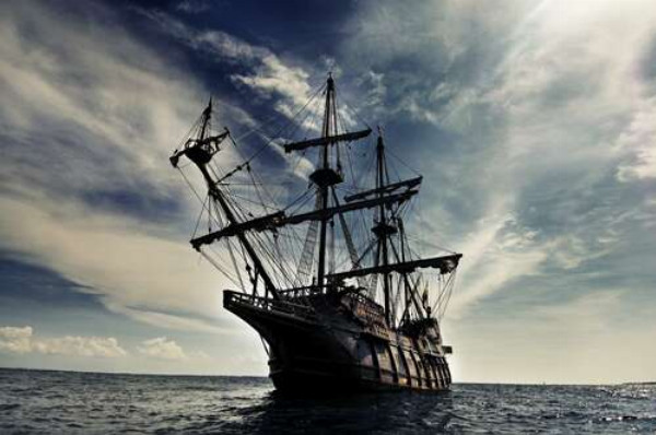 Пиратский корабль "Черная жемчужина" в беспредельности темных волн