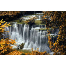 Шумный водопад в обрамлении золота осеннего леса