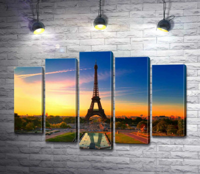 Ранок піднімає проміння на Ейфелеву вежу (Eiffel Tower)