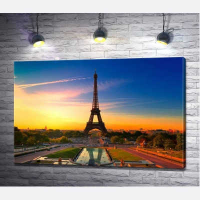 Ранок піднімає проміння на Ейфелеву вежу (Eiffel Tower)