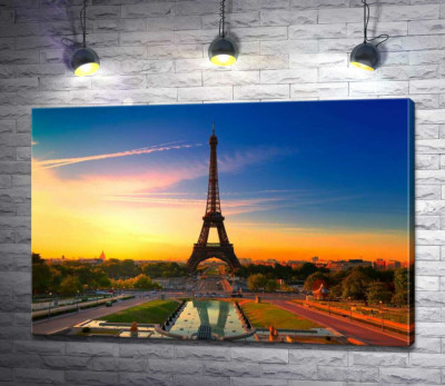 Утро поднимает лучи на Эйфелеву башню (Eiffel Tower)