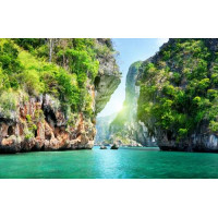Изумрудные скалы омыты бирюзой океана в Таиланде