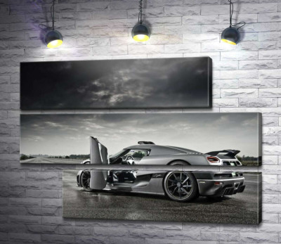 Модульная картина "Шведский гиперкар Koenigsegg Agera под переливами грозовых облаков"