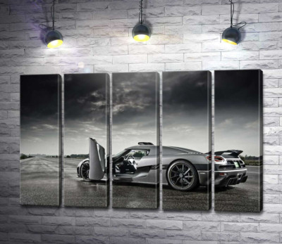 Шведський гіперкар Koenigsegg Agera під переливами грозових хмар