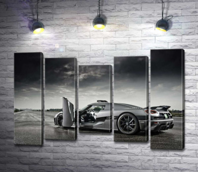 Шведский гиперкар Koenigsegg Agera под переливами грозовых облаков