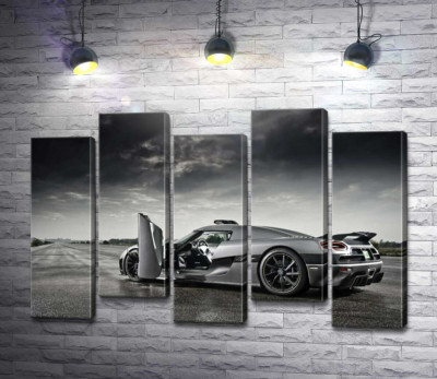 Шведський гіперкар Koenigsegg Agera під переливами грозових хмар